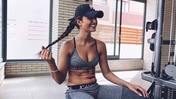 La youtuber Imre Çeçen va más allá de las típicas fotos de Instagram en ropas fitness. - Sputnik Mundo