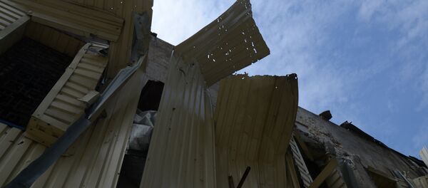 Consecuencias del bombardeo del distrito Kievski de Donetsk - Sputnik Mundo