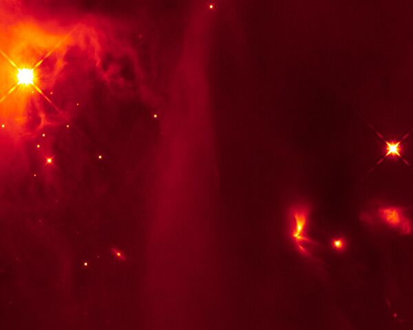 Los investigadores sospechan que los dos cuerpos celestes que se muestran en esta imagen infrarroja de la NASA/ESA son estrellas gemelas. Los objetos, situados en la nube de Perseo, fueron incluidos en el estudio. Los investigadores sospechan que los dos cuerpos celestes que se muestran en esta imagen infrarroja de la NASA/ESA son estrellas gemelas. Los objetos, situados en la nube de Perseo, fueron incluidos en el estudio. - Sputnik Mundo