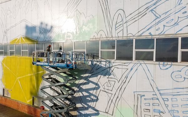 El mural más grande del mundo en la fachada del complejo industrial Stan-5000 - Sputnik Mundo