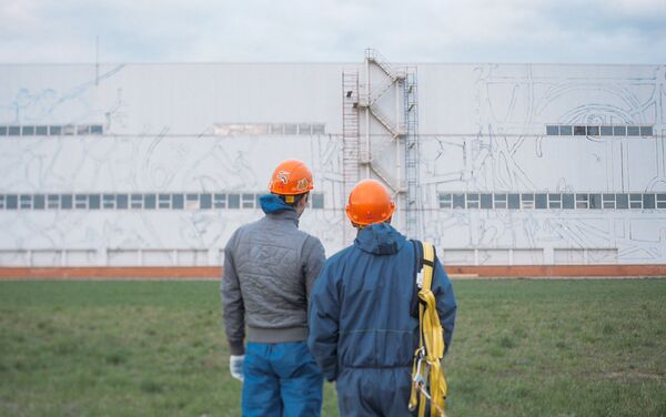 El mural más grande del mundo en la fachada del complejo industrial Stan-5000 - Sputnik Mundo