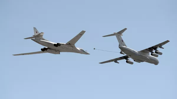 Bombardero estratégico Tu-160 Cisne blanco junto a Il-78, a la derecha - Sputnik Mundo
