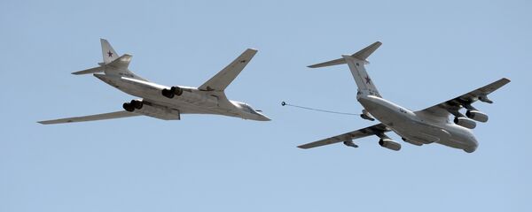 Bombardero estratégico Tu-160 junto a Il-78, a la derecha (archivo) Bombardero estratégico Tu-160 junto a Il-78, a la derecha (archivo) - Sputnik Mundo
