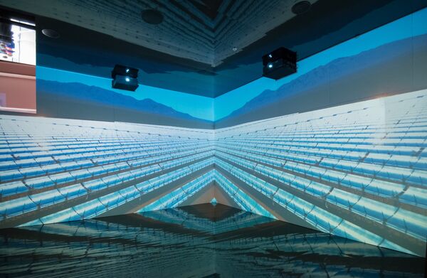 Espacio del pabellón de España en el que se representa un campo de paneles solares - Sputnik Mundo