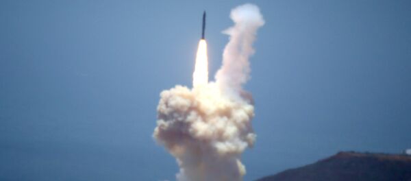 Elemento del sistema de defensa contra misiles balísticos de Estados Unidos se lanza durante una prueba en la Base Aérea de Vandenberg - Sputnik Mundo