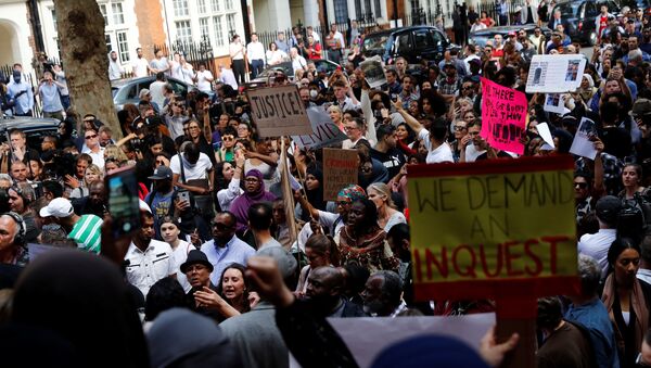 Manifestación en Kensington, Londres - Sputnik Mundo