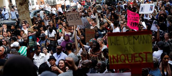 Manifestación en Kensington, Londres - Sputnik Mundo