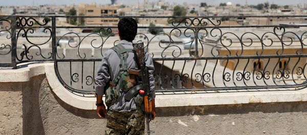 Un combatiente de las Unidades de Protección Popular (YPG) kurdas en Siria - Sputnik Mundo