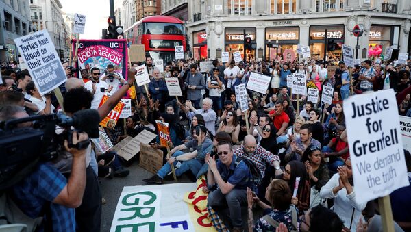 Protestas en Londres tras el incendio del edificio de viviendas Torre de Grenfell - Sputnik Mundo