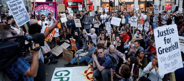 Protestas en Londres tras el incendio del edificio de viviendas Torre de Grenfell - Sputnik Mundo