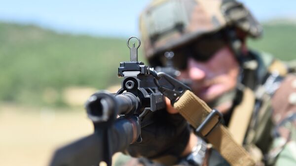 Un soldado francés con un rifle alemán - Sputnik Mundo