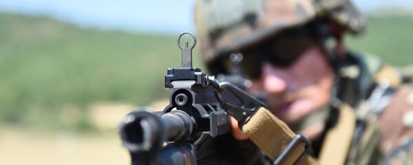 Un soldado francés con un rifle alemán - Sputnik Mundo