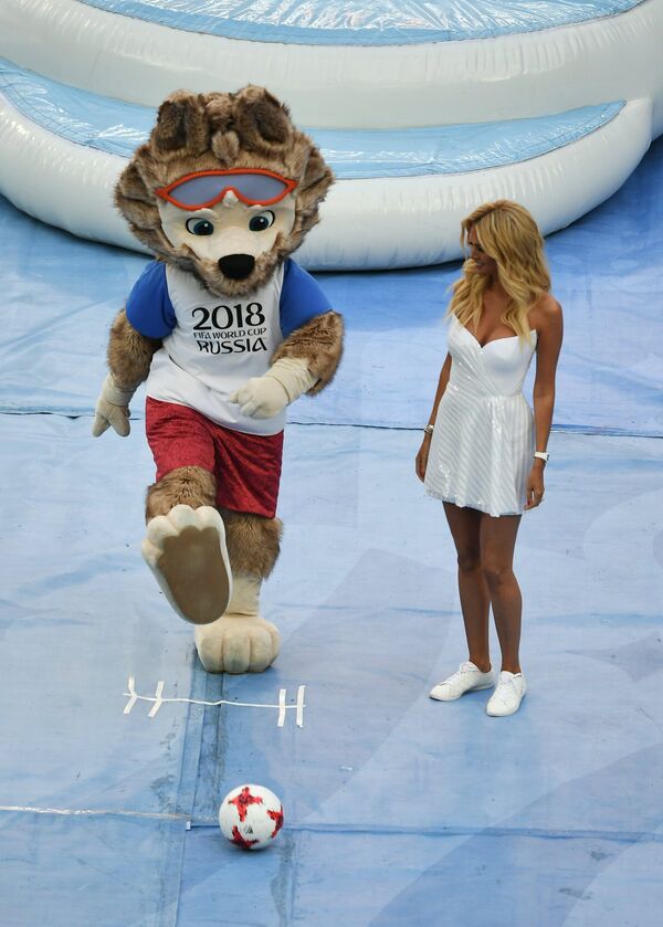 La mascota de la Copa del Mundo de fútbol, el lobo Zabivaka, y la modelo rusa Victoria Lopireva en la apertura de la Copa Confederaciones - Sputnik Mundo