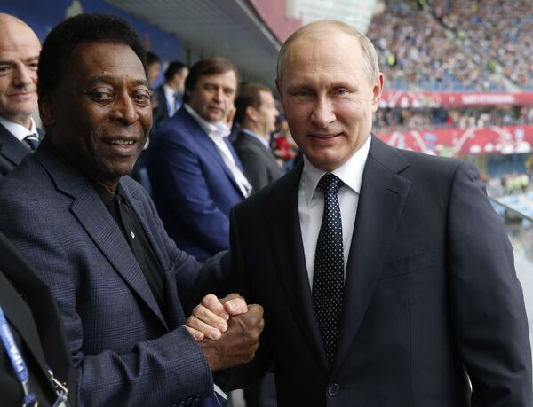 El futbolista Pele y el presidente de Rusia, Vladímir Putin - Sputnik Mundo