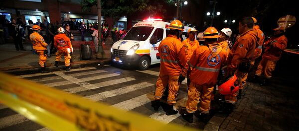 Ambulancia enfrente del centro comercial de Bogotá, donde se produjo una explosión Ambulancia enfrente del centro comercial de Bogotá, donde se produjo una explosión - Sputnik Mundo