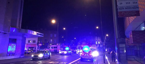 Police are seen near Finsbury Park as British police say there are casualties after reports of vehicle colliding with pedestrians in North London, Britain - Sputnik Mundo