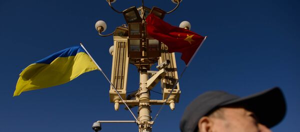 Banderas de Ucrania y China - Sputnik Mundo