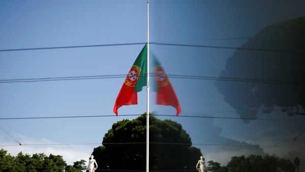 La bandera de Portugal ondea a media asta en honor de las víctimas de los incendios forestales La bandera de Portugal ondea a media asta en honor de las víctimas de los incendios forestales - Sputnik Mundo