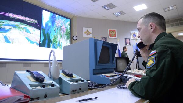 Un oficial al mando de un radar polifuncional - Sputnik Mundo