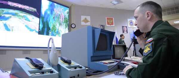 Un oficial al mando de un radar polifuncional - Sputnik Mundo