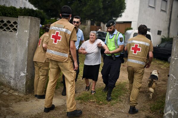 Portugal en llamas: duelo nacional por las víctimas de los incendios forestales - Sputnik Mundo