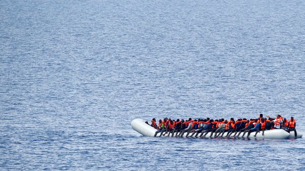 Los migrantes en el barco en el Mediterráneo (archivo) - Sputnik Mundo