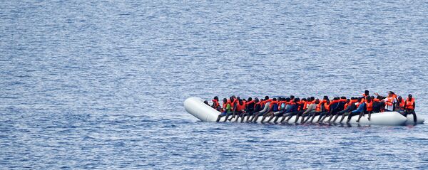 Los migrantes en el barco en el Mediterráneo - Sputnik Mundo