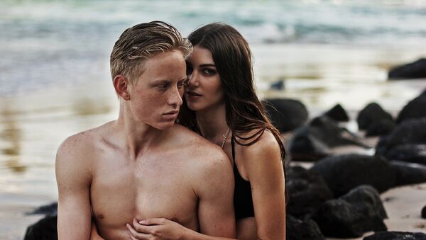 Una pareja en la playa - Sputnik Mundo