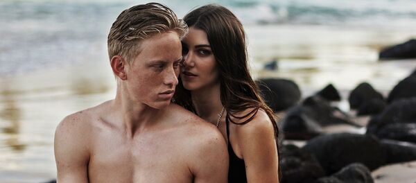 Una pareja en la playa - Sputnik Mundo