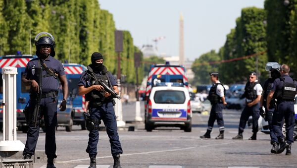 Policía francesa acordonando la zona del incidente en París - Sputnik Mundo