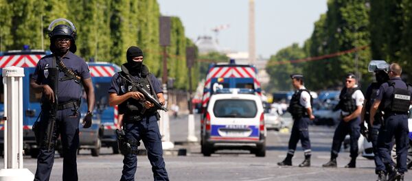 Policía francesa acordonando la zona del incidente en París - Sputnik Mundo