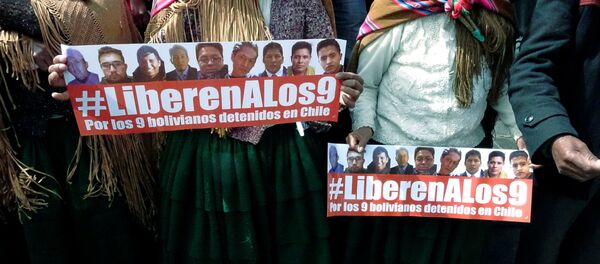 Carteles con el hashtag en apoyo de los 9 bolivianos detenidos en Chile - Sputnik Mundo