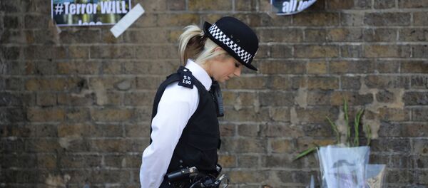 Una policía británica tras el atentado en la mezquita en Londres - Sputnik Mundo