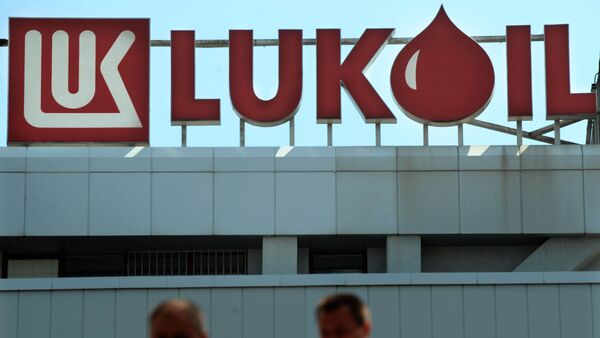 People walks in front of the Lukoil Neftochim Headquarters in Sofia on July 27, 2011 - Sputnik Mundo