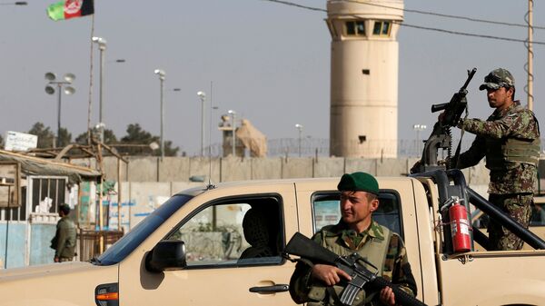 Afghan National Army (ANA) soldiers keep watch outside the Bagram Airfield entrance gate, after an explosion at the NATO air base, north of Kabul, Afghanistan November 12, 2016. - Sputnik Mundo