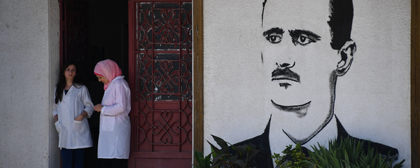 Un mural con el retrato de Bashar Asad, en Homs - Sputnik Mundo