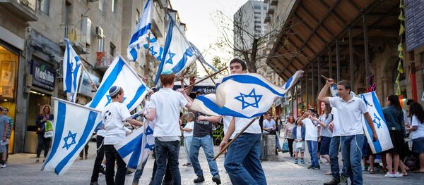 Los niños israelíes con las banderas del país - Sputnik Mundo