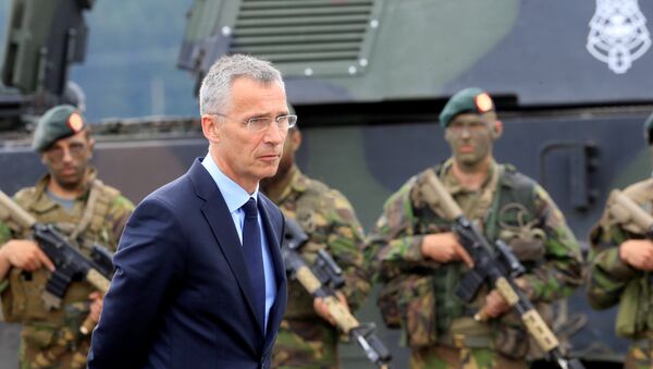 El secretario general de la OTAN, Jens Stoltenberg, inspectando el entrenamiento militar Iron Wolf en Lituania El secretario general de la OTAN, Jens Stoltenberg, inspectando el entrenamiento militar Iron Wolf en Lituania - Sputnik Mundo
