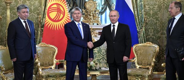 El presidente de Kirguistán, Almazbek Atambáev, y el presidente de Rusia, Vladímir Putin El presidente de Kirguistán, Almazbek Atambáev, y el presidente de Rusia, Vladímir Putin - Sputnik Mundo