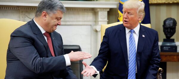 El presidente de Ucrania, Petró Poroshenko, y el presidente de EEUU, Donald Trump - Sputnik Mundo