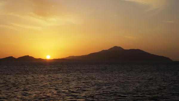 La salida del sol en la isla de Tirán - Sputnik Mundo