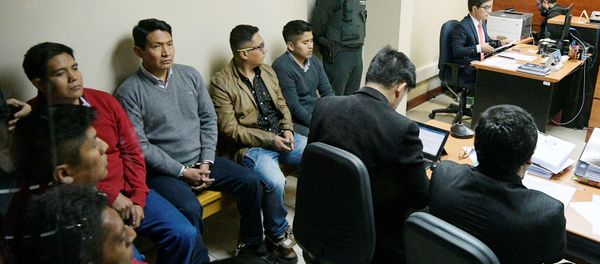 Los nueve detenidos ciudadanos de Chile en la sala de audiencia - Sputnik Mundo
