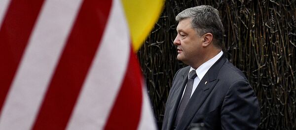 Presidente de Ucrania, Petró Poroshenko, al lado de la bandera de EEUU - Sputnik Mundo
