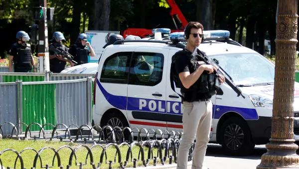 Policía de París en los Campos Elíseos - Sputnik Mundo