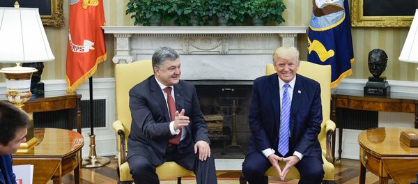 Petró Poroshenko, presidente de Ucrania, y Donald Trump, presidente de EEUU Petró Poroshenko, presidente de Ucrania, y Donald Trump, presidente de EEUU - Sputnik Mundo