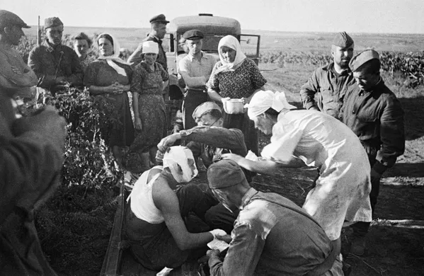 Para el 22 de junio de 1941, el pacto de no agresión entre la URSS y Alemania ya estaba en vigor. Durante el transcurso de la Segunda Guerra Mundial —que había estallado el 1 de septiembre de 1939—, Alemania ocupó casi toda Europa, incluida Francia. El Ejército Rojo tenía experiencia a raíz de la batalla de Jaljin Gol y de la campaña militar en Finlandia, pero todavía no se había enfrentado a las tropas alemanas.En la foto: unas enfermeras atienden a los heridos después de un ataque aéreo alemán cerca de Chisinau el 22 de junio de 1941. Para el 22 de junio de 1941, el pacto de no agresión entre la URSS y Alemania ya estaba en vigor. Durante el transcurso de la Segunda Guerra Mundial —que había estallado el 1 de septiembre de 1939—, Alemania ocupó casi toda Europa, incluida Francia. El Ejército Rojo tenía experiencia a raíz de la batalla de Jaljin Gol y de la campaña militar en Finlandia, pero todavía no se había enfrentado a las tropas alemanas.En la foto: unas enfermeras atienden a los heridos después de un ataque aéreo alemán cerca de Chisinau el 22 de junio de 1941. - Sputnik Mundo