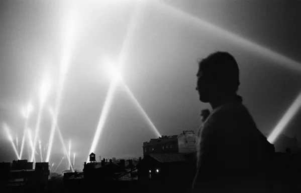 La dirección del Tercer Reich practicaba el 'blitzkrieg', o guerra relámpago. Su objetivo era neutralizar al país soviétivo y alemanizar su territorio.En la foto: las Fuerzas de Defensa Aérea iluminan el cielo de Moscú, junio 1941. La dirección del Tercer Reich practicaba el 'blitzkrieg', o guerra relámpago. Su objetivo era neutralizar al país soviétivo y alemanizar su territorio.En la foto: las Fuerzas de Defensa Aérea iluminan el cielo de Moscú, junio 1941. - Sputnik Mundo