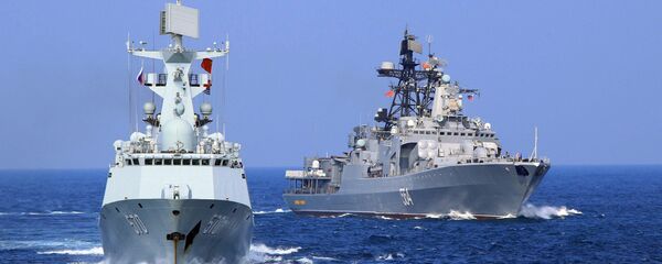 In this Friday, Sept. 16, 2016 photo released by Xinhua News Agency, Chinese Navy frigate Huangshan, left, and Russian Navy antisubmarine ship Admiral Tributs take part in a joint naval drill at sea off south China's Guangdong Province. - Sputnik Mundo