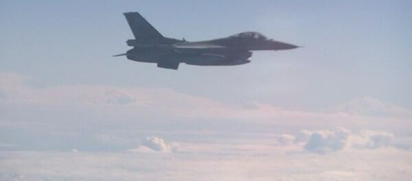 Un Su-27 ahuyenta al F-16 de la OTAN que intentó acercarse al avión del ministro ruso de Defensa Un Su-27 ahuyenta al F-16 de la OTAN que intentó acercarse al avión del ministro ruso de Defensa - Sputnik Mundo
