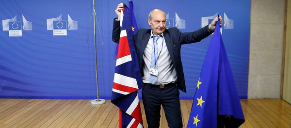 Las banderas del Reino Unido y la UE - Sputnik Mundo